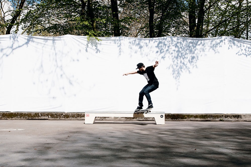 How To Noseslide Skateboard Trick Tipp Curb skatedeluxe Blog