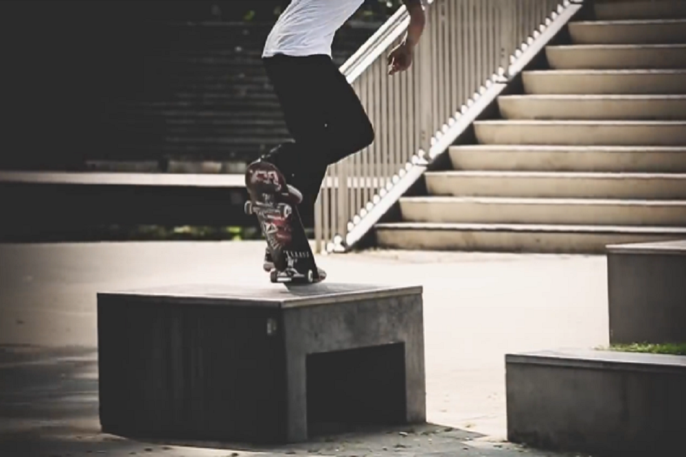 Willow - Skateboard Trick BS Nosebluntslide