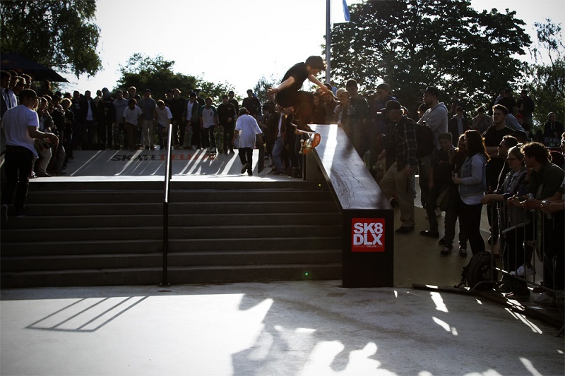 Douwe Macare mit einem Kickflip Nosegrind