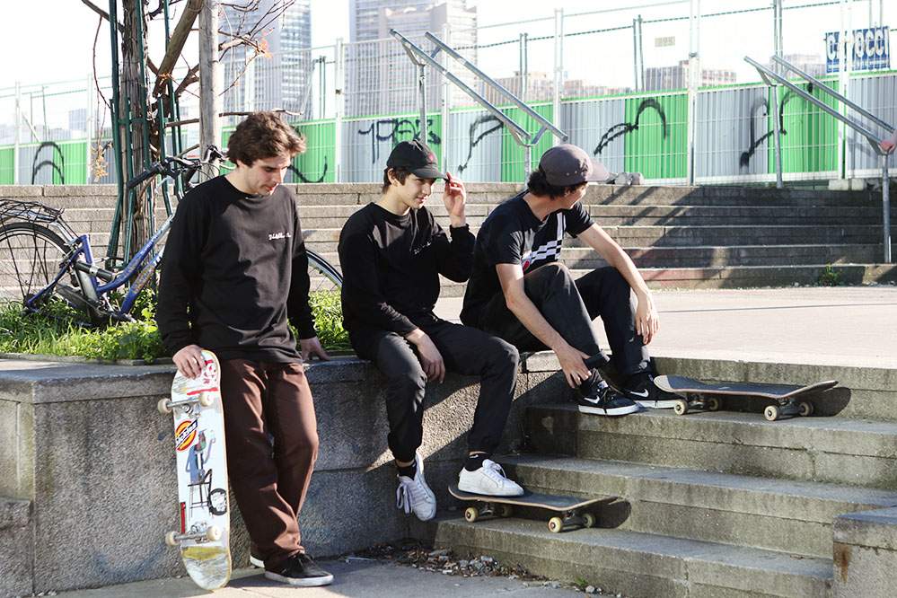 Douwe Macare, Amiel Kornicki: SK8DLX PSA Longsleeve & Matt Débauché: SK8DLX Soccer Jersey