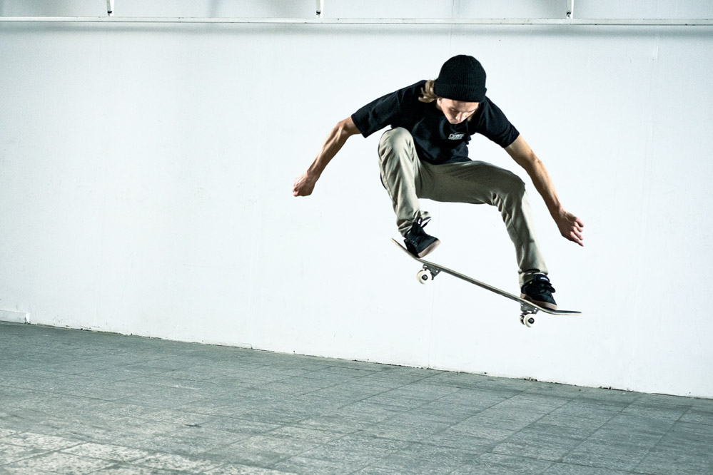 Ben Dillinger - Skateboard Trick Ollie