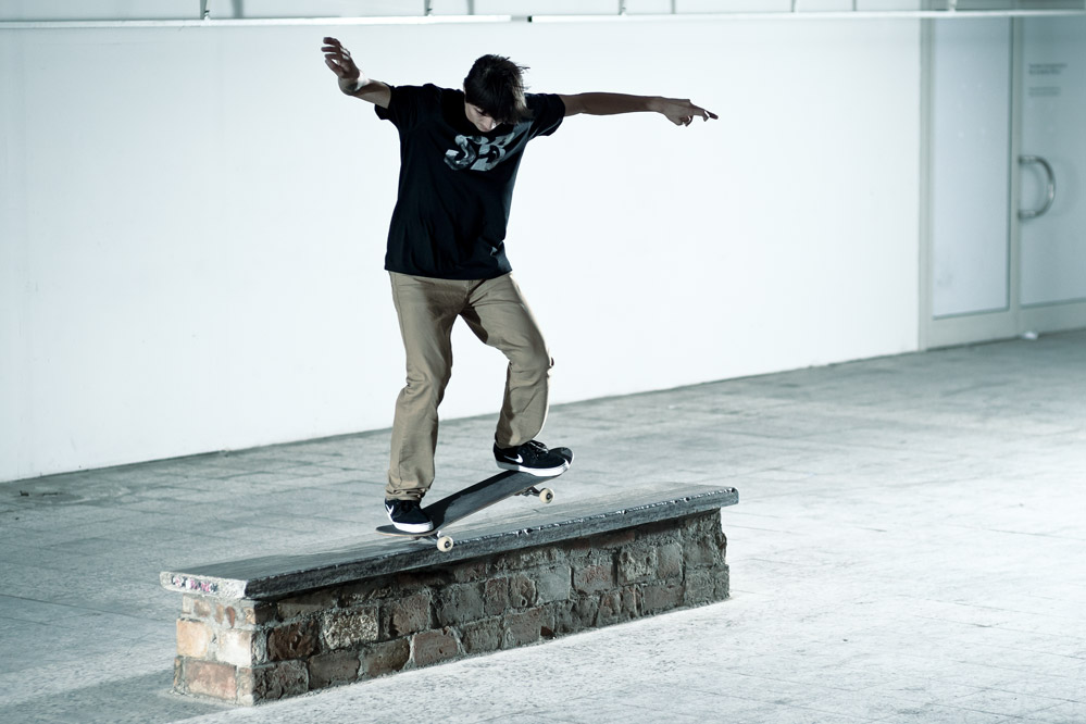 Denny Pham - Skateboard Trick BS Nosegrind
