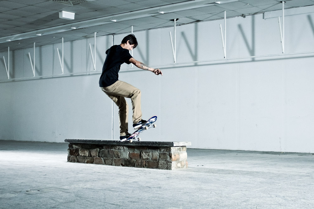 Denny Pham - Skateboard Trick FS 5-0 Curb