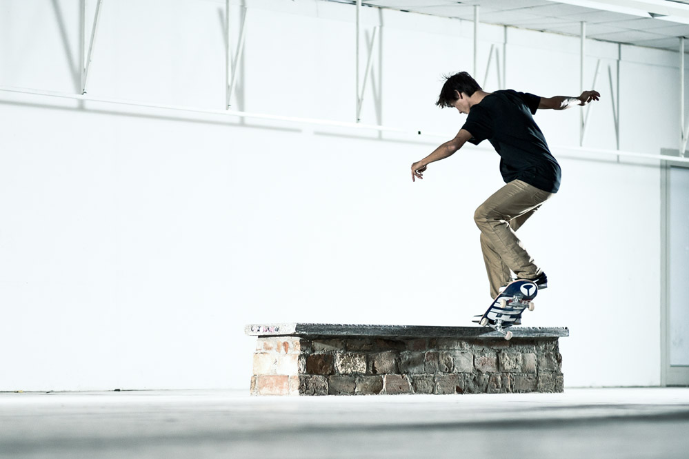 Denny Pham - Skateboard Trick FS Crooked