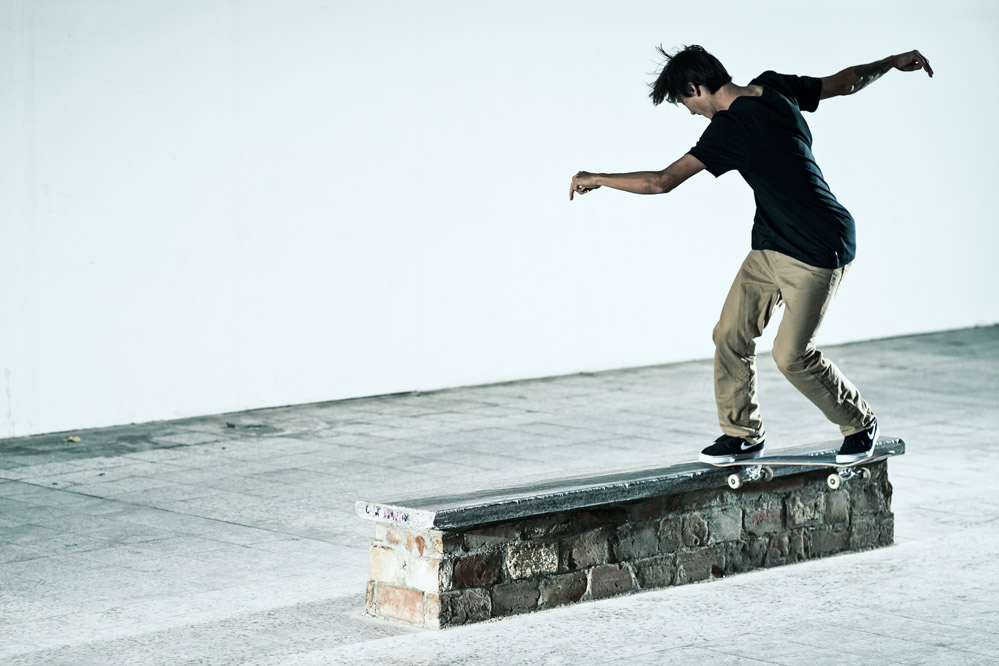 Denny Pham - Skateboard Trick FS Noseslide