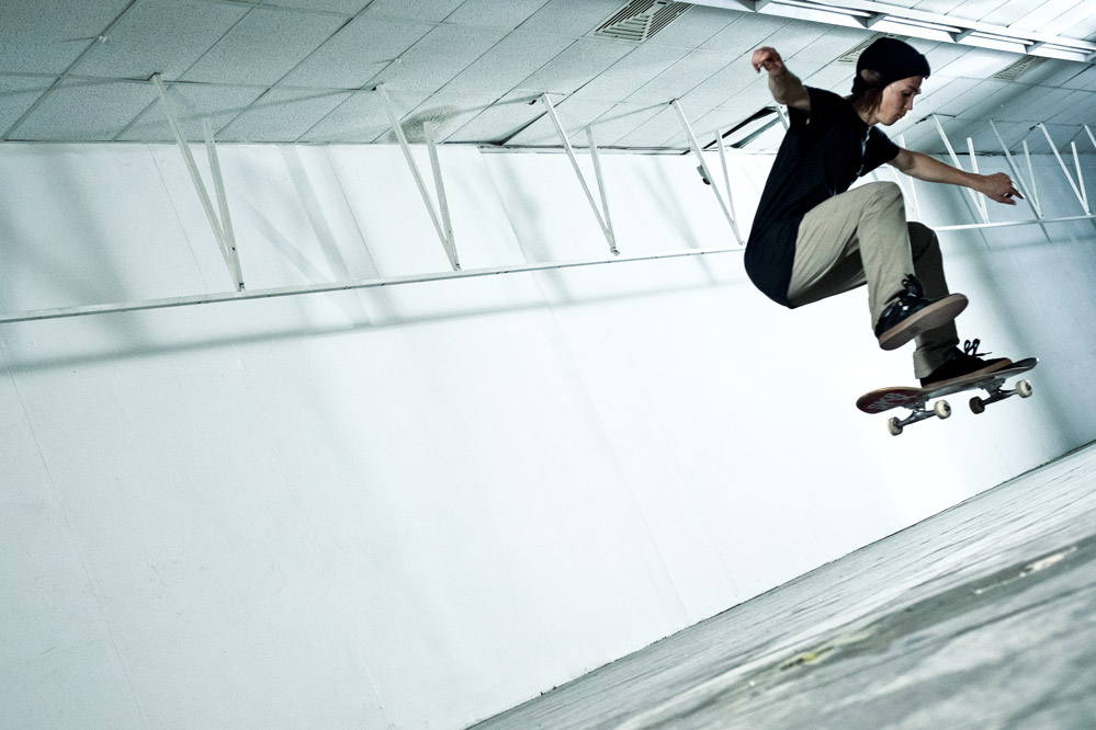 Ben Dillinger - Skateboard Trick FS Pop Shove-it