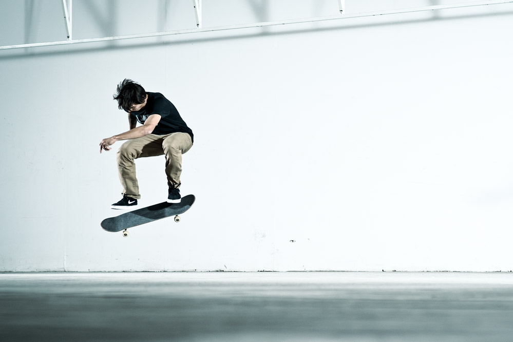 Denny Pham - Skateboard Trick Varial Heelflip