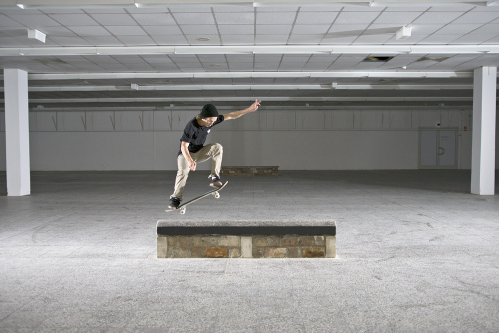 Skateboard Trick FS Lipslide