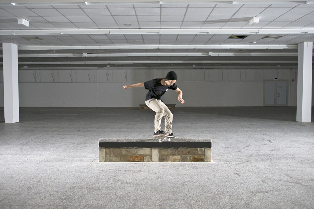 Skateboard Trick FS Lipslide