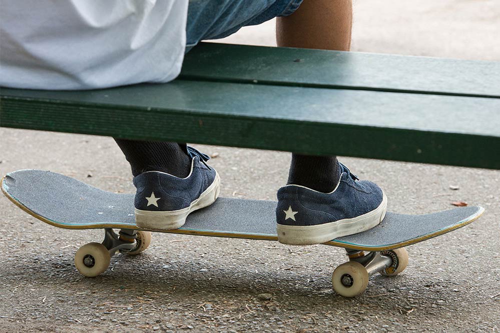 Sage Elsesser und der Converse CONS One Star Pro CC in navy