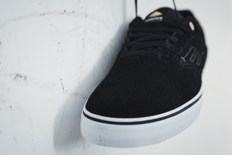 Skate shoe with seamless toe cap