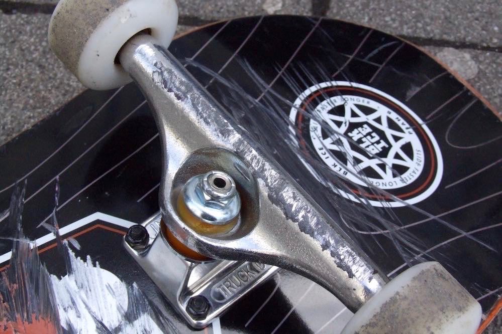 De Independent Stage 11 Standard Forged Titanium truck gedurende de eerste sessie De Independent Stage 11 Standard Forged Titanium truck gedurende de eerste sessie