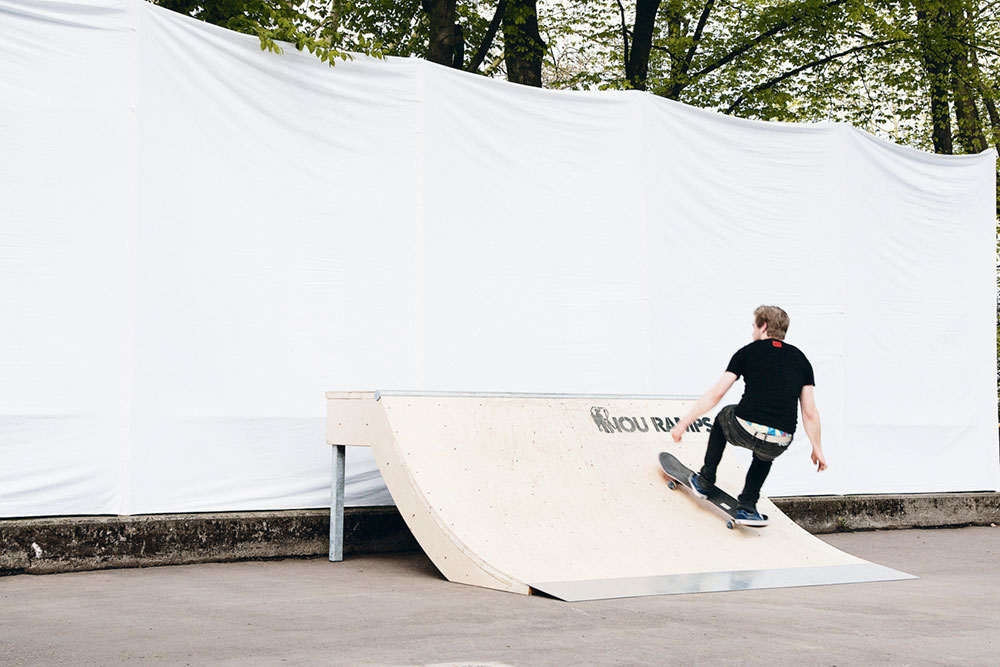 Skateboard Trick FS 180 Kickflip