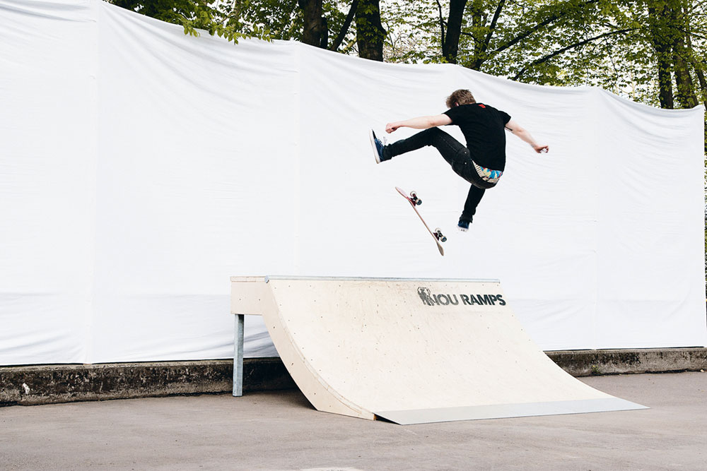 Skateboard Trick FS 180 Kickflip