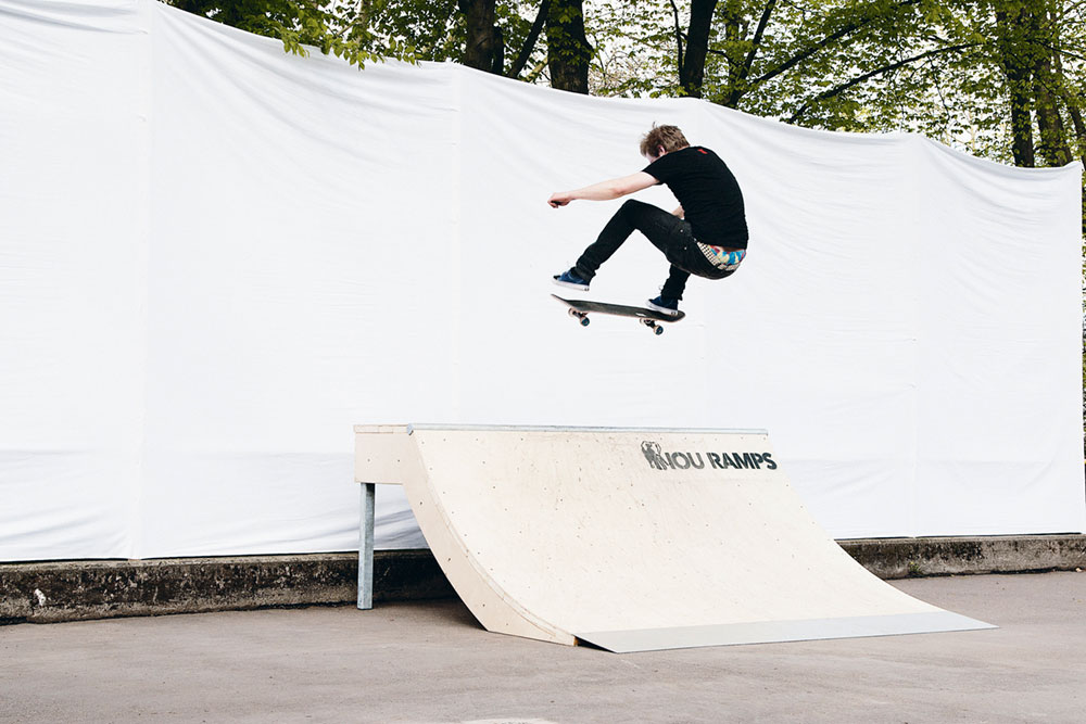 Skateboard Trick FS 180 Kickflip