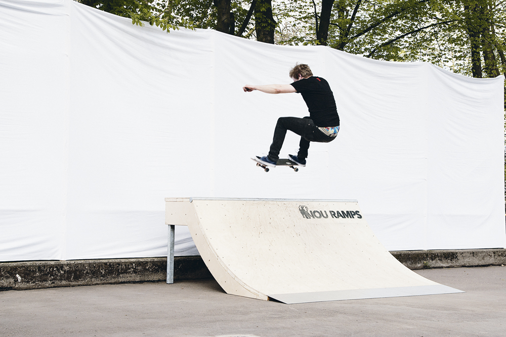 Skateboard Trick FS 180 Kickflip