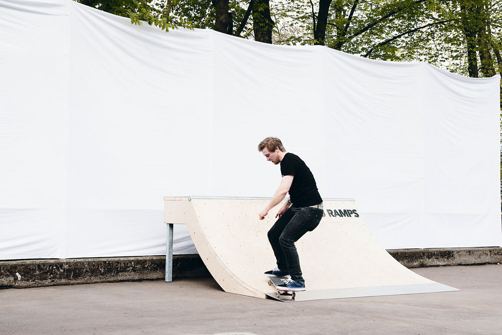 Skateboard Trick FS 180 Kickflip