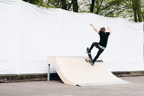 Skateboard Trick FS 180 Kickflip