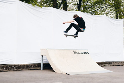 Skateboard Trick FS 180 Kickflip