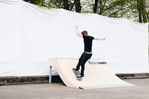 Skateboard Trick FS 180 Kickflip