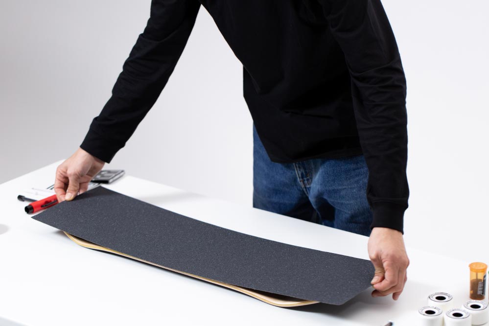 De griptape op het skateboard deck aanbrengen