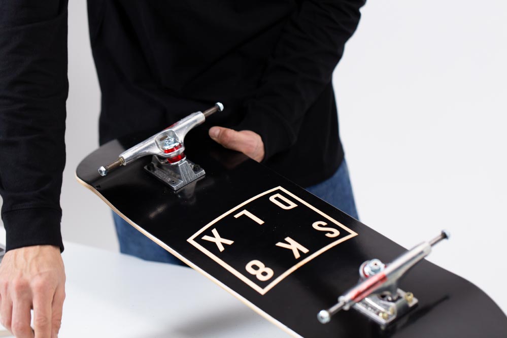 Vissez les trucks de skateboard sur la planche