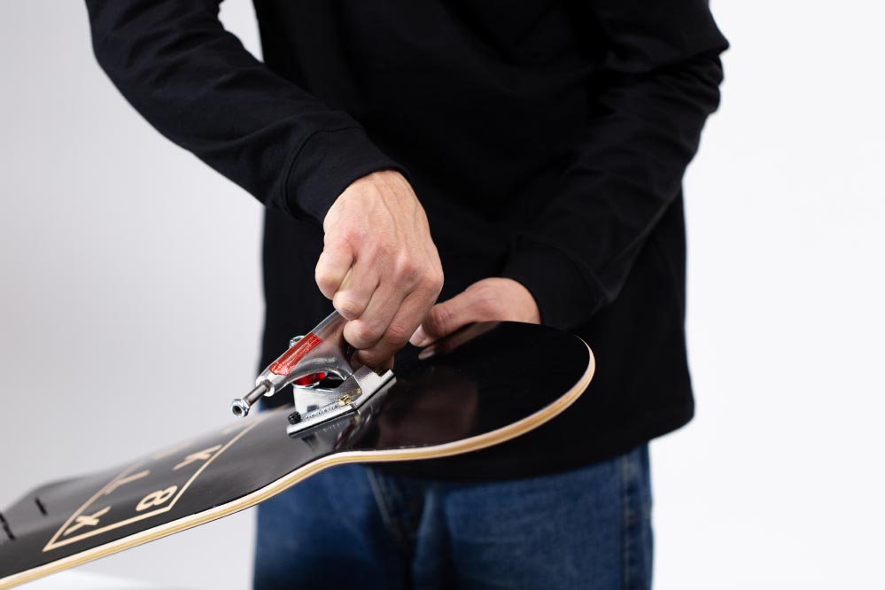 Skateboard trucks vastzetten op het deck