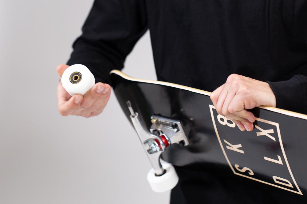 Skateboard Kugellager in Rolle platzieren