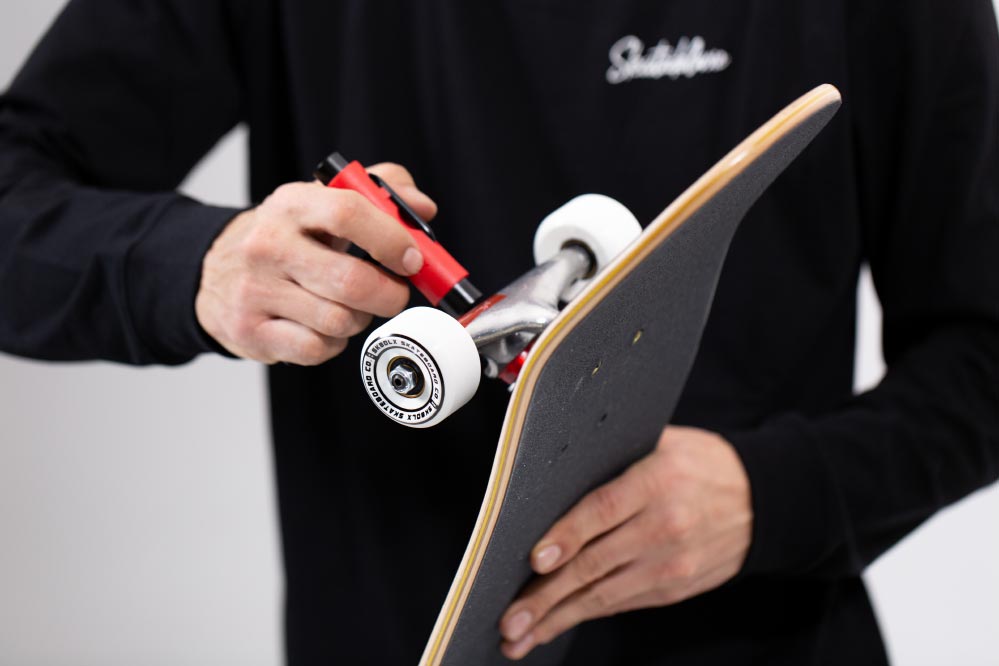 Adjust skateboard truck steering