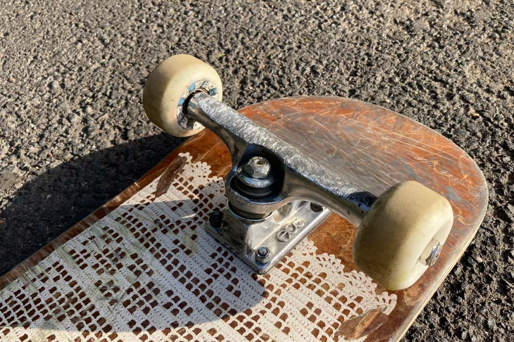 Roues Bones Wheels X-Formula sur un skateboard sur le spot de skate