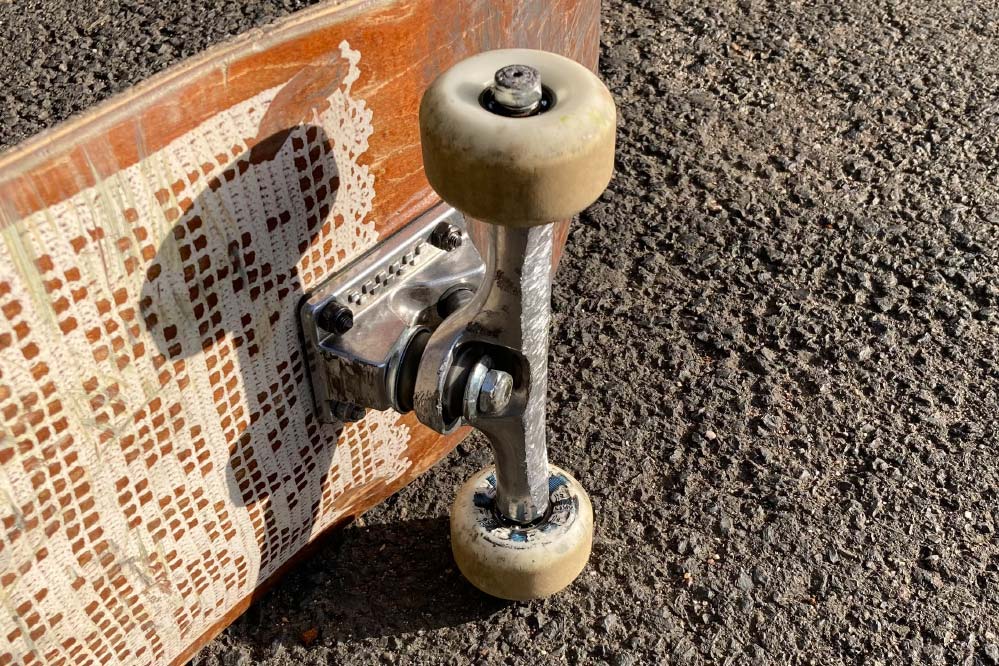 Roues Bones Wheels X-Formula sur un skateboard sur le spot de skate