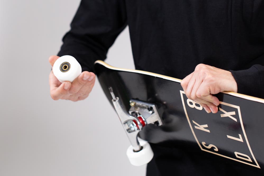 Instrucciones de montaje del skate: Insertar los rodamientos en las ruedas
