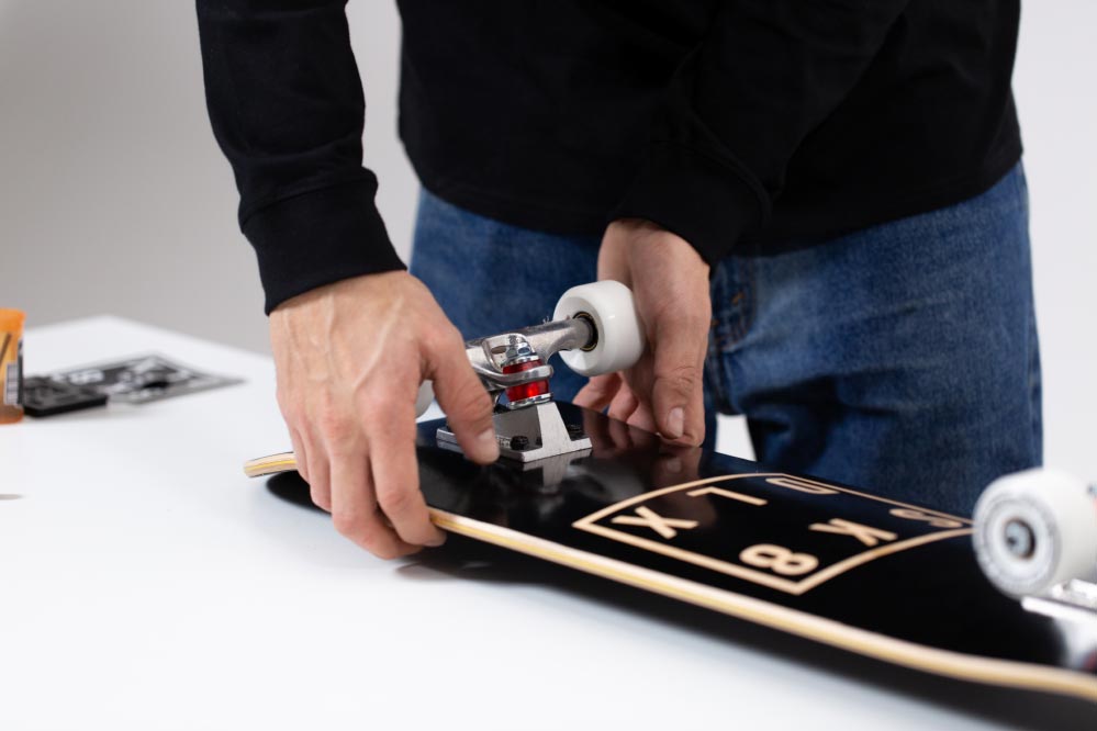 Instrucciones de montaje del skate: Ajustar los ejes