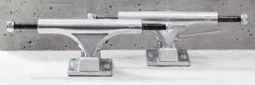 Mid skateboard trucks