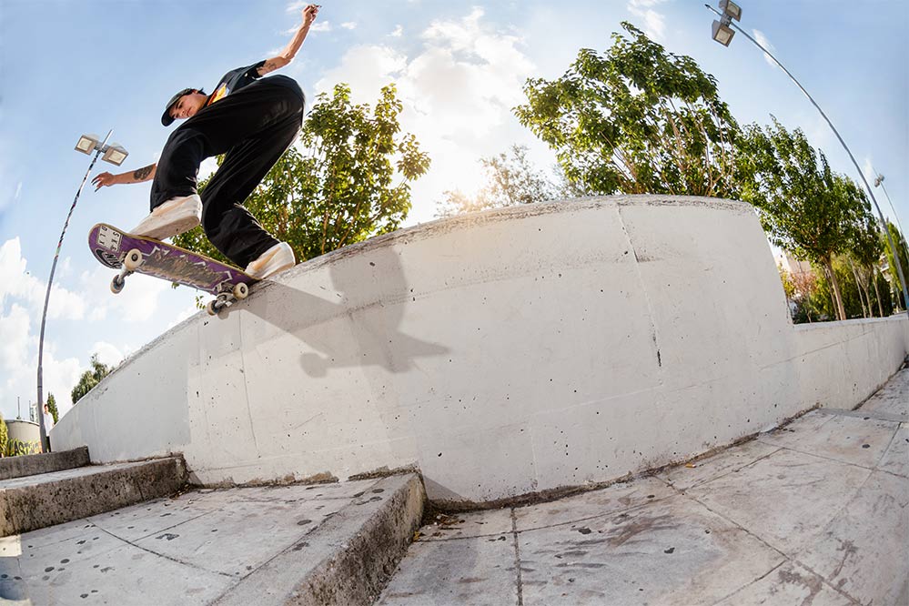 Equipo de skate de Bones Bearings - Denny Pham - Switch BS Tailslide
